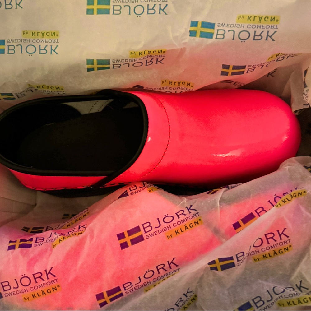 BNIB WOMENS HOT PINK PATENT LEATHER CLOGS
SIZE 8
